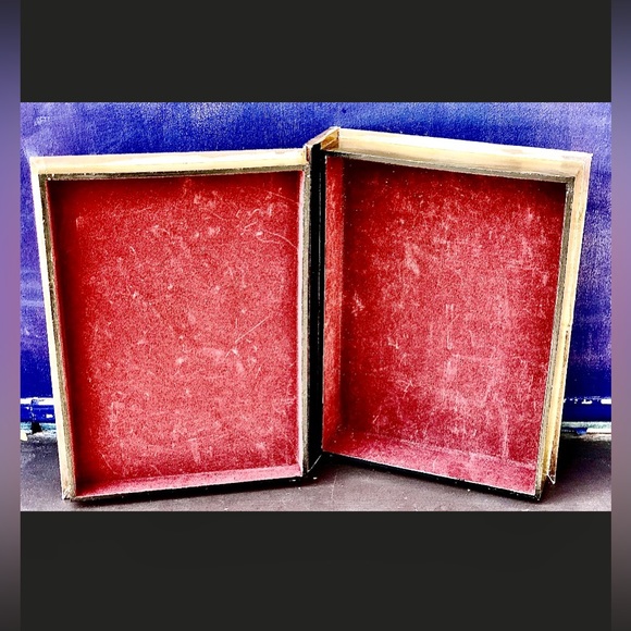 Vintage Artisan Hand Crafted Velvet Lined Oil Painted Canvas Faux Book Box - Picture 8 of 10
